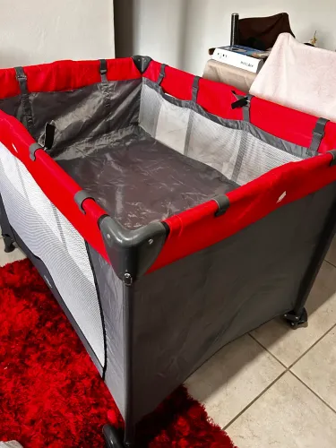 Berço Cercado Desmontável Portatil Vira Chiqueirinho Compact com colchão