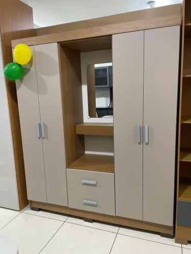 Guarda roupa casal com espelho