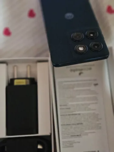 Vendo um edge 60,12 gb de ram,512 gb de armazenamento e proteção contra água 