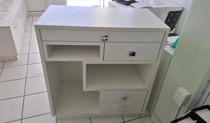 Balcão com gaveteiro em MDF e pinos projetado