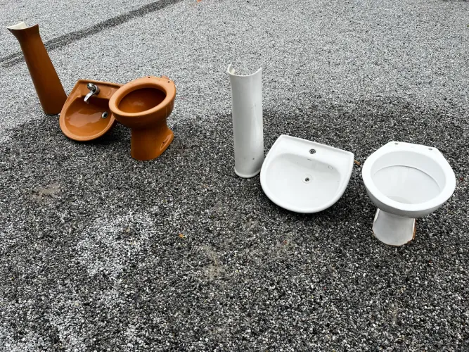 Kit Louças Banheiro: Vasos Sanitários e Pias com Coluna (Marrom e Branco)
