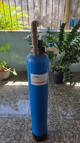 Filtro de água central, marca BBI, corpo azul de fibra de vidro autolimpante.