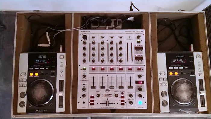 CDJ-200 Pioneer + Mixer Behringer DJX700