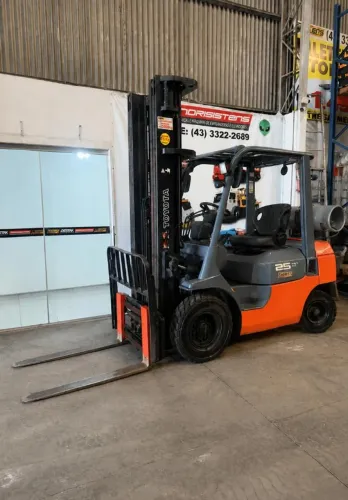 Empilhadeira Toyota 2.500 kg - Pronta para Trabalhar!