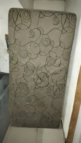 Vende-se cama box, de solteiro