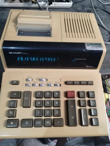Calculadora sharp CS-4671B com defeito no filme do teclado, restante OK