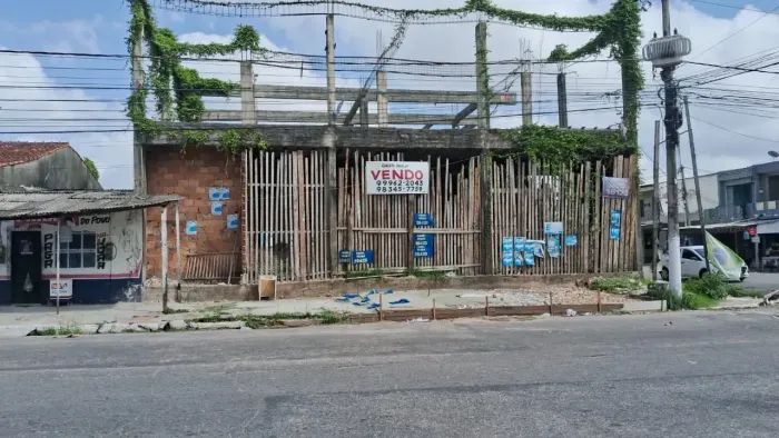 Prédio de esquina na Rua Silva Rosado, 20x16m.