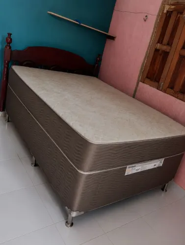 Cama para casal bem conservada