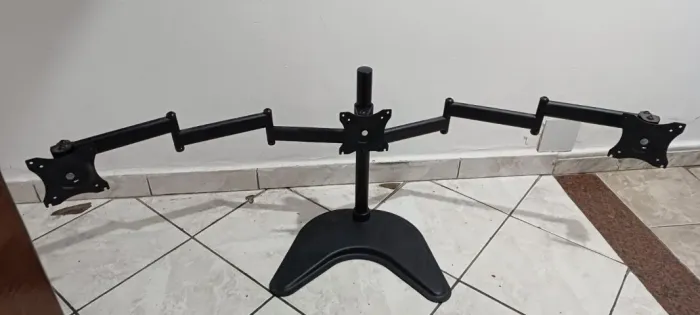 Suporte articulado para três monitores