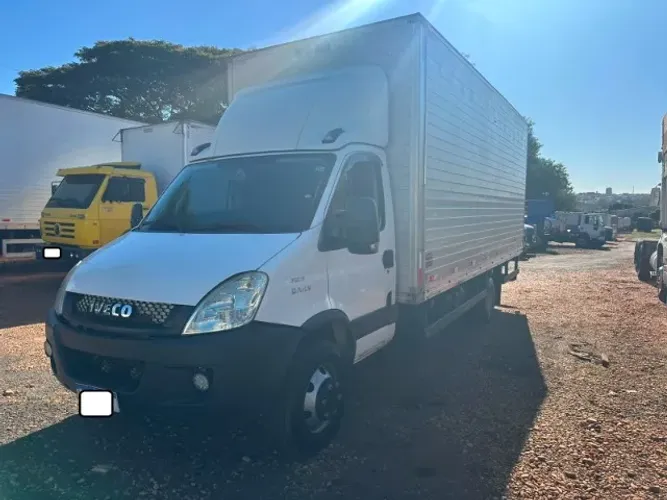 Iveco Daily 70C17  4x2  ano 2017/2018 c/Baú -Aceito  Troca