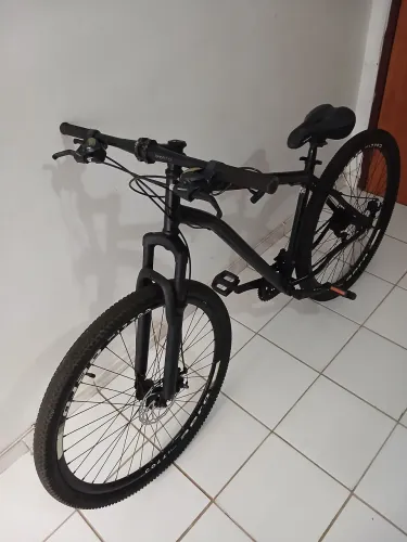 Bicicleta mountain bike da marca Colli, aro 29.