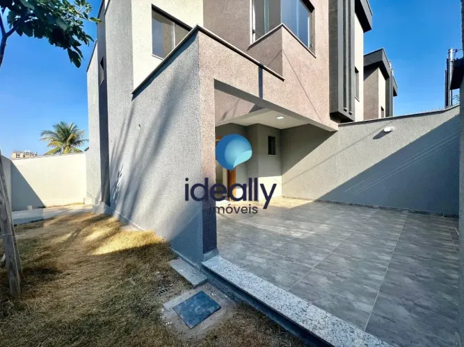 Casa Geminada à Venda 3 Quartos - 1 Suíte - 2 Vagas - 168m² - Alto Padrão - Santa Mônica