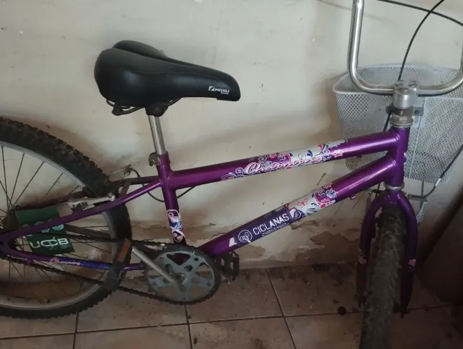 Bicicleta infanto juvenil na cor lilás com cestinha