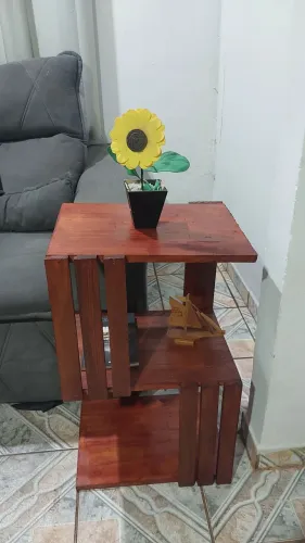 Mesa lateral artesanal em pinus envernizado 