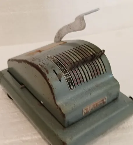 Máquina antiga de visar cheques antiga de banco 