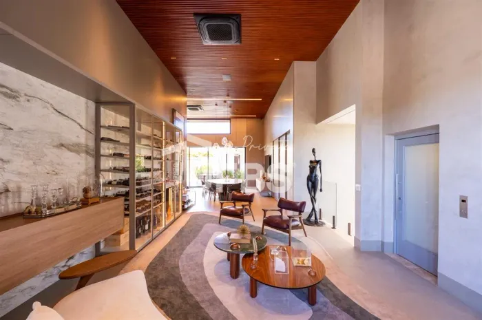 Casa térrea mobiliada à venda no Jardins Itália, com 734 m² de terreno e 411 m² de área co