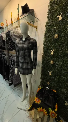 Manequim Feminino de Plástico Tradicional com Base