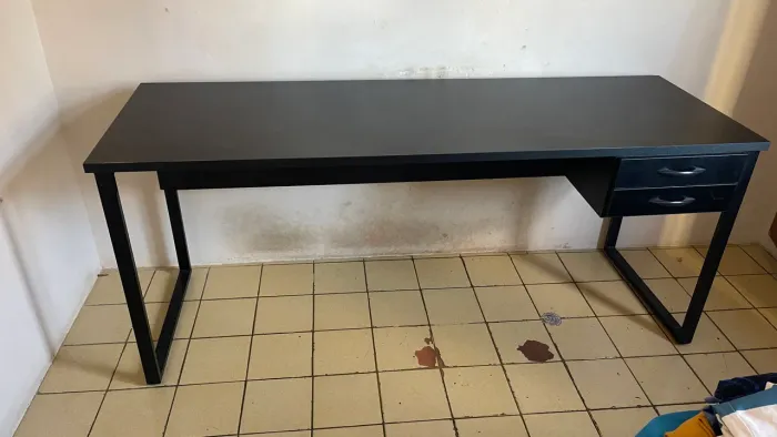 Mesa de escritório com gavetas com trança. 1,80 (Largura) 0,75 (altura) 0,60 profundidade