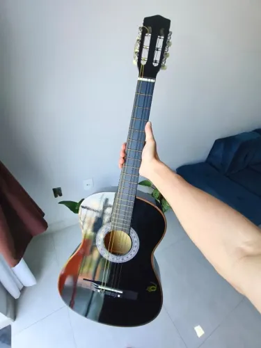 Violão usado apenas 5 vezes
