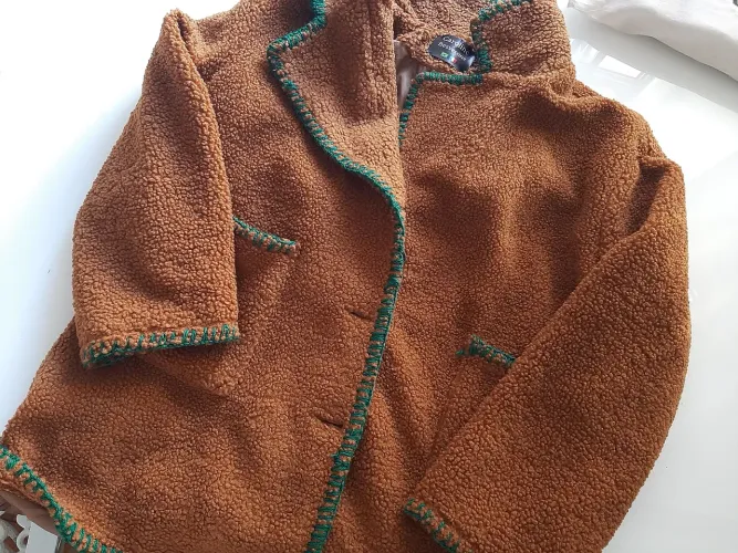 Casaco marrom com detalhes em verde escuro inverno blusa viagem mala cozinha casaco