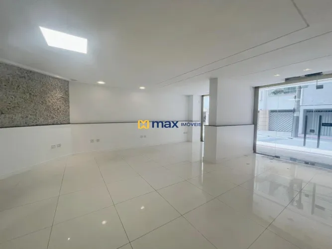 Locação: Ampla Sala Comercial, com mezanino. Quadra Mar. Centro. Balneário Camboriú.