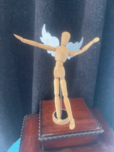 ANJO ARTICULADO MADEIRA COM ASAS DE METAL E PEDESTAL 