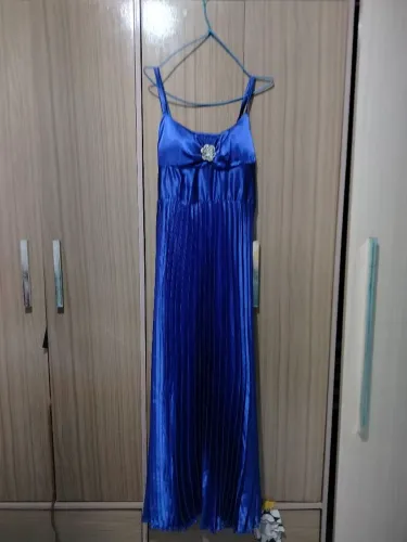 Vestido Longo de Festa Azul Royal Plissado com Detalhe em Pedraria no Busto
