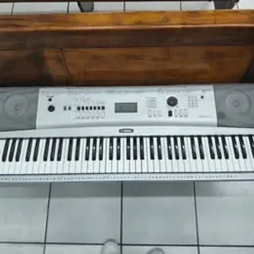 Teclado Yamaha DGX-230 - Conservado | Completo com Fonte, Pedal e Suporte de Pasta