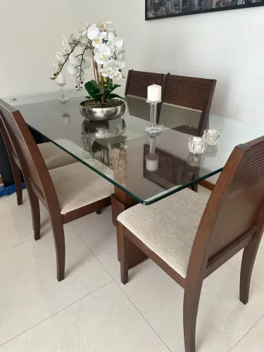 Vendo Mesa de Madeira com Tampo de Vidro com 6 cadeiras