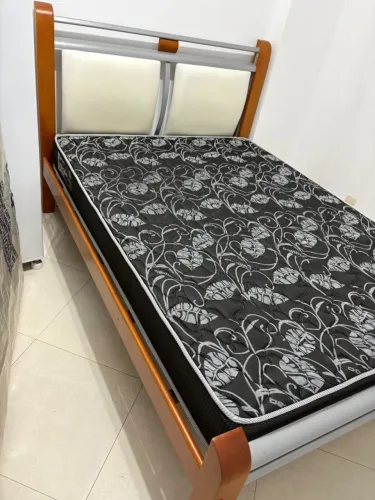Colchão de Casal Plumatex (Excelente Estado) + Cama de madeira