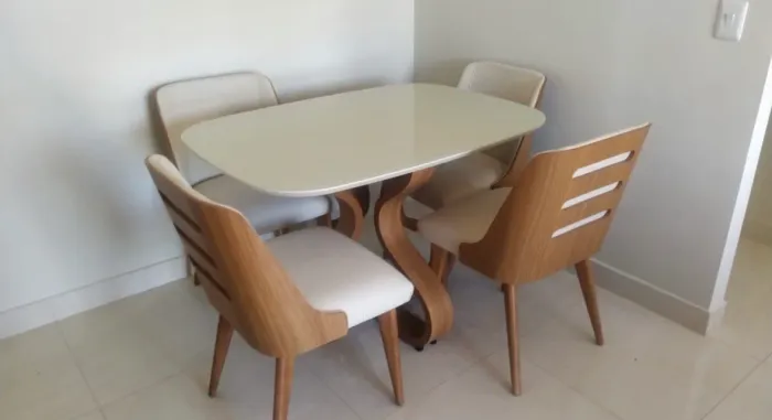 Mesa de Jantar com 4 Cadeiras - Moderna e Super Conservada