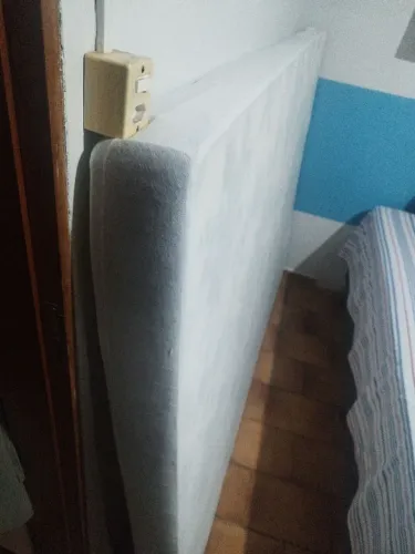 Vende uma base de solteiro 300 reais e um colchão de casal 300 reais e um raque 250 reais.