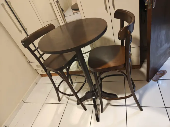 Jogo Mesa Bistrô Madeira Maciça + 2 Banquetas Altas