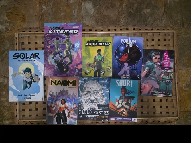 Kit 8 HQs e Graphic Novels - Marvel, DC, Paulo Freire + outros