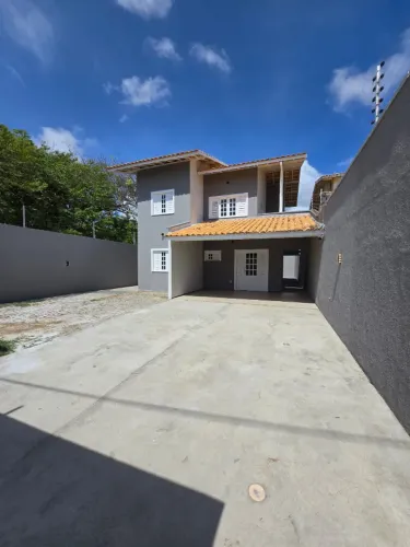Casa duplex com tres quartos sendo dois suítes na Mangabeira - Eusébio - 173m²