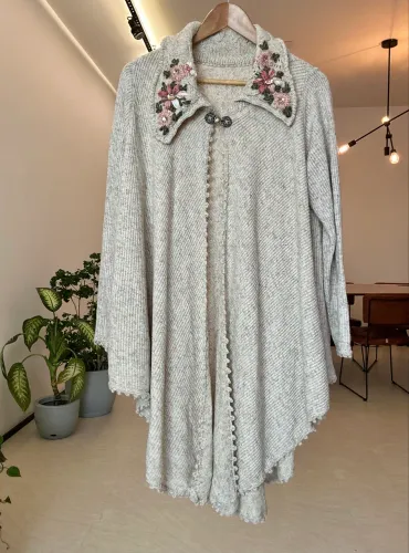 Poncho de Tricot M Vintage Bege com Gola Bordada