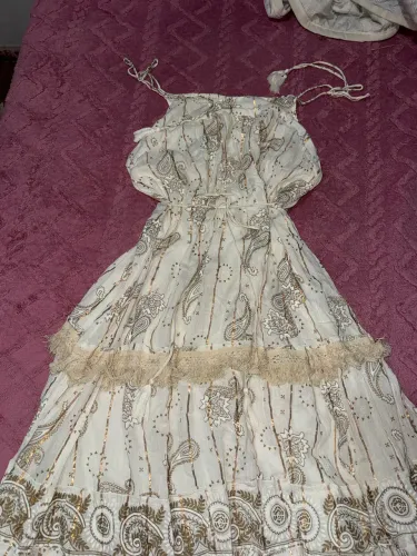 Vestido indiano branco com detalhes em dourado