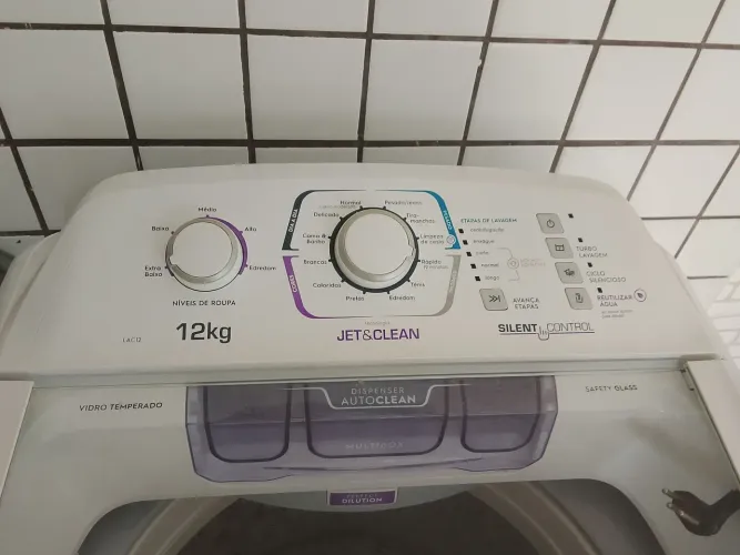 Máquina de lavar roupa semi nova 