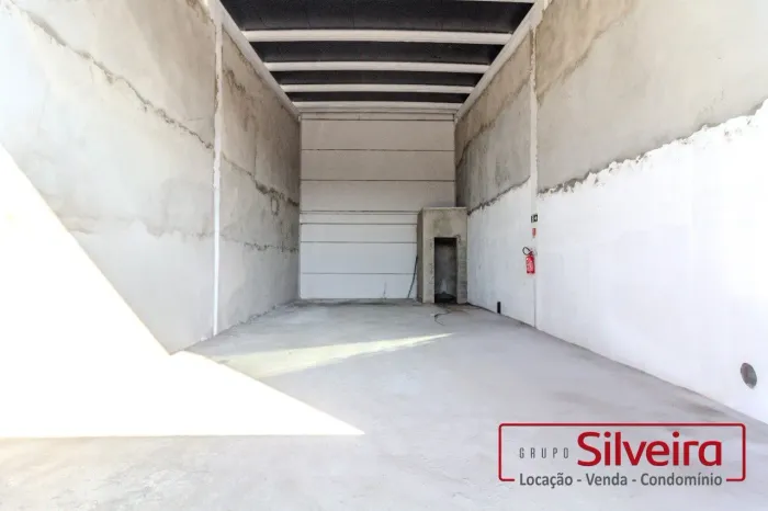 Loja com 80m², fachada em vidro e vitrine