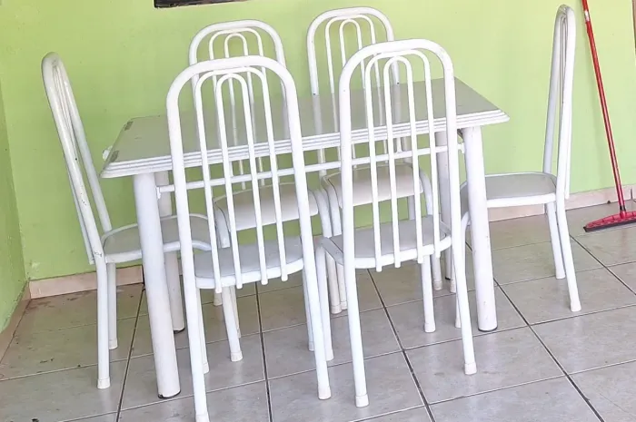 Mesa de Jantar com 6 Cadeiras - Ótimo Estado