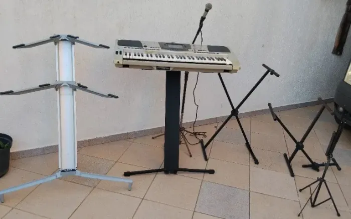 Teclado Yamaha PSR-2000 com 61 teclas sensitivas e 128 vozes de polifonia.