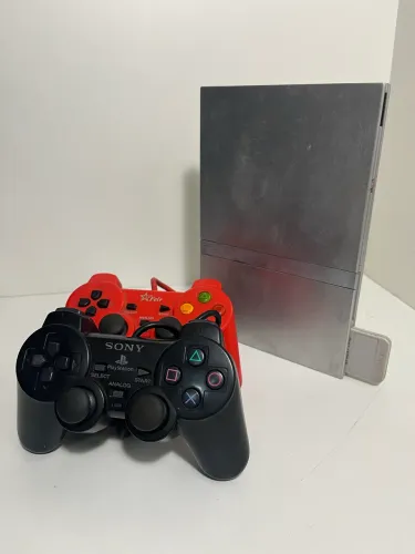 PlayStation 2 Slim Prata Funcionando + 2 Controles