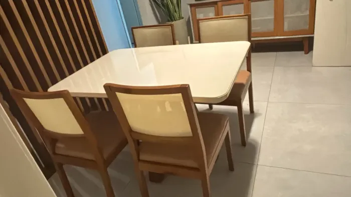 Mesa com 4 cadeiras