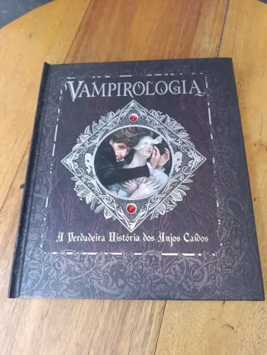 LIVRO VAMPIROLOGIA A VERDADEIRA HISTÓRIA DOS ANJOS CAÍDOS. BRINQUE-BOOK. RARIDADE.