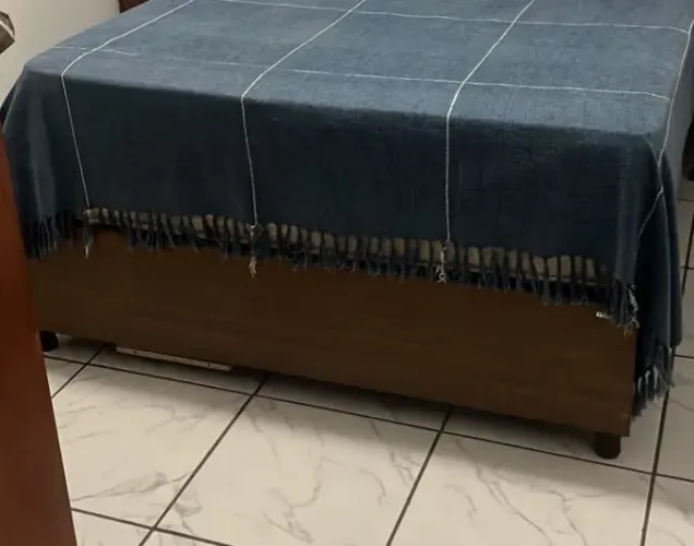 cama de casal padrão de madeira
