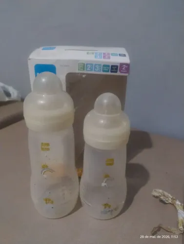 Kit 2 Mamadeiras e dois bicos e as tampinhas mam