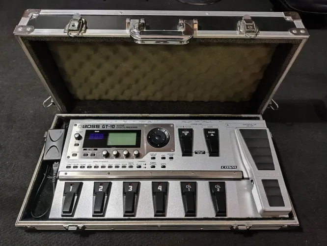 GT 10 Boss Pedaleira Multiefeito com Case