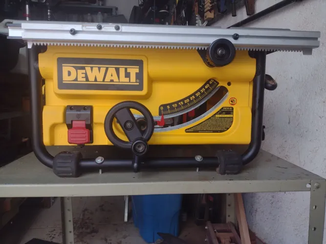 Serra de bancada Dewalt DW 745 Profissional.