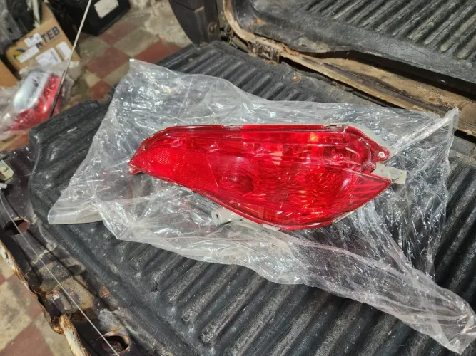 Olho de gato Direito parachoque traseiro Yaris sedan 17/21 original
