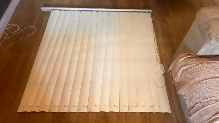 Conjunto de 3 Persianas Verticais Arizona Marfim - Completo com Trilhos e Bandôs